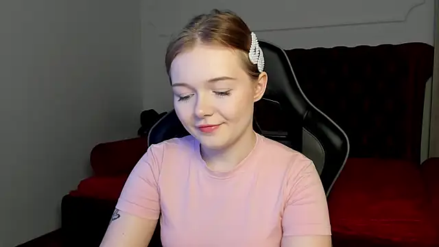 Snapshot of ElinaVale chatting on April 2026 05:04:02 AM ElinaVale online show from April 2026 05:04:02 AM