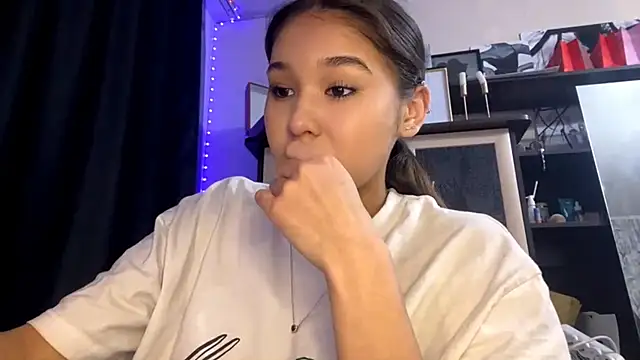 Snapshot of CatherineForbes chatting on April 2026 12:21:01 PM CatherineForbes online show from April 2026 12:21:01 PM