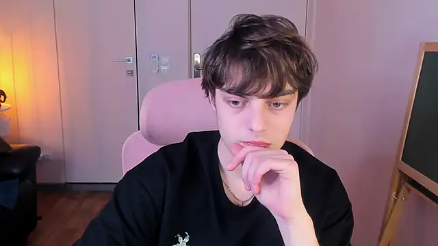 MaxVibee online show from March 2026 06:38:02 PM