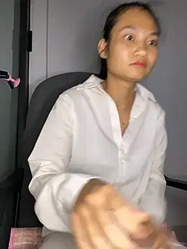 Snapshot of -Lilyn- chatting on April 2026 06:16:01 PM -Lilyn- online show from April 2026 06:16:01 PM