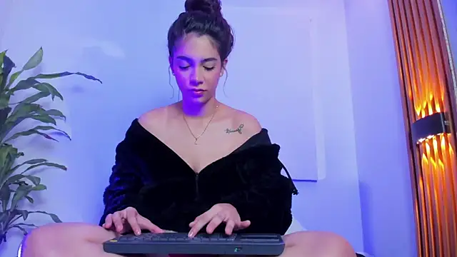 Snapshot of BellaRomano chatting on April 2026 11:11:01 AM BellaRomano online show from April 2026 11:11:01 AM