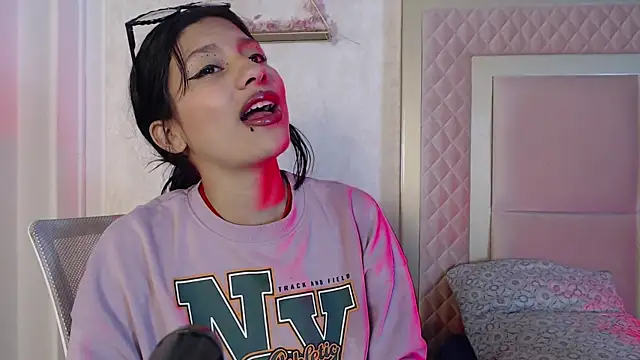 Snapshot of Madii_ chatting on April 2026 12:28:01 PM Madii online show from April 2026 12:28:01 PM