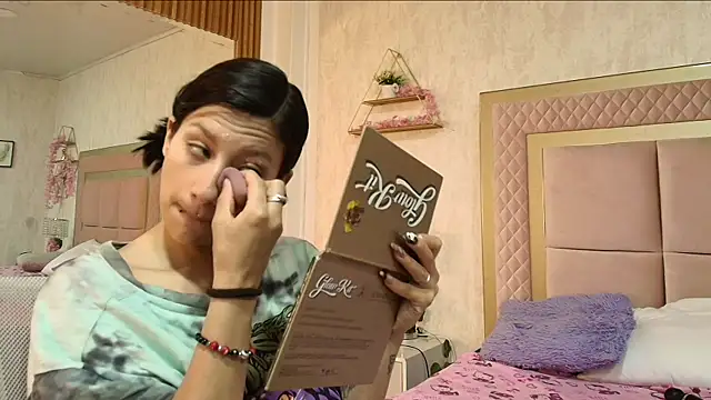 Snapshot of Madii_ chatting on April 2026 12:21:01 PM Madii online show from April 2026 12:21:01 PM