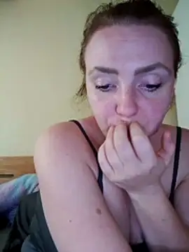 Snapshot of Bella-Monroe chatting on April 2026 01:33:02 PM Bella-Monroe online show from April 2026 01:33:02 PM