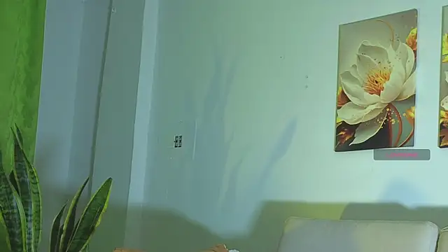 Snapshot of Viioletcollins chatting on April 2026 11:05:01 PM Viioletcollins online show from April 2026 11:05:01 PM