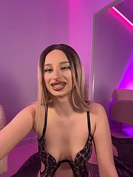 Snapshot of ScarletFlameee chatting on April 2026 06:33:02 AM ScarletFlameee online show from April 2026 06:33:02 AM