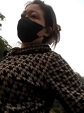 Snapshot of Bling-pusy chatting on April 2026 11:43:01 PM Bling-pusy online show from April 2026 11:43:01 PM