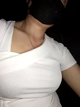 Snapshot of Bling-pusy chatting on April 2026 01:12:02 PM Bling-pusy online show from April 2026 01:12:02 PM