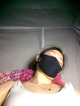 Snapshot of Bling-pusy chatting on April 2026 01:04:01 PM Bling-pusy online show from April 2026 01:04:01 PM