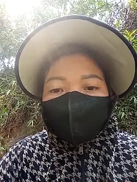 Snapshot of Bling-pusy chatting on April 2026 07:14:01 AM Bling-pusy online show from April 2026 07:14:01 AM