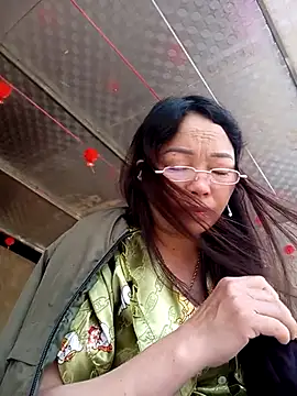 Snapshot of Yellow-pink chatting on March 2026 07:01:01 AM Yellow-pink online show from March 2026 07:01:01 AM