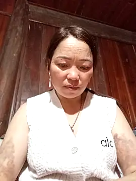 Snapshot of Yellow-pink chatting on April 2026 01:42:02 PM Yellow-pink online show from April 2026 01:42:02 PM