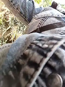 Snapshot of Yellow-pink chatting on April 2026 03:39:01 AM Yellow-pink online show from April 2026 03:39:01 AM