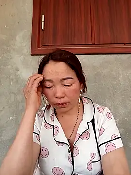 Snapshot of Yellow-pink chatting on April 2026 07:45:01 AM Yellow-pink online show from April 2026 07:45:01 AM