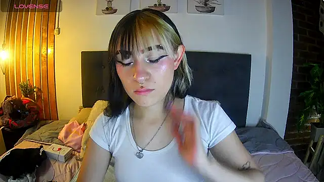 Snapshot of melodygirl2__ chatting on April 2026 08:04:01 PM melodygirl2 online show from April 2026 08:04:01 PM