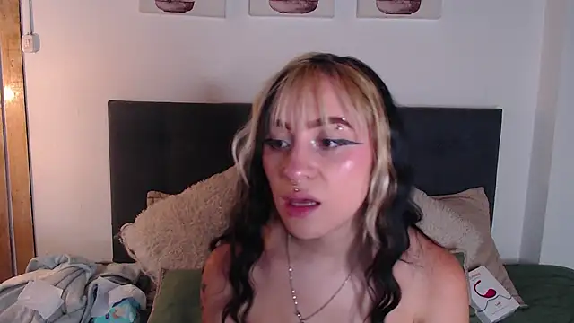 Snapshot of melodygirl2__ chatting on April 2026 08:11:02 PM melodygirl2 online show from April 2026 08:11:02 PM