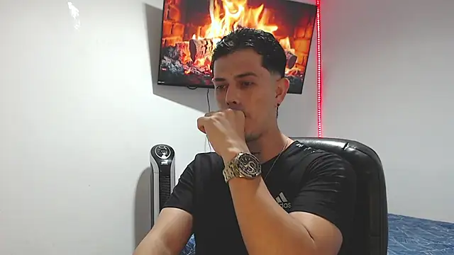 Snapshot of JUAN_CAMILOXXX chatting on April 2026 04:32:01 AM JUAN CAMILOXXX online show from April 2026 04:32:01 AM