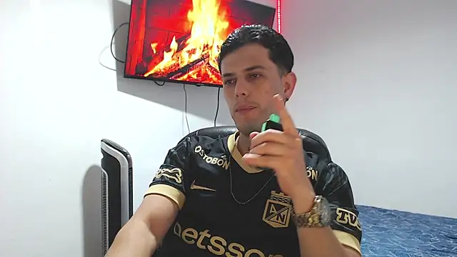 Snapshot of JUAN_CAMILOXXX chatting on April 2026 05:01:02 AM JUAN CAMILOXXX online show from April 2026 05:01:02 AM