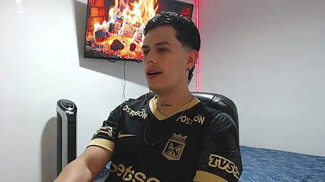 Snapshot of JUAN_CAMILOXXX chatting on April 2026 03:57:02 AM JUAN CAMILOXXX online show from April 2026 03:57:02 AM