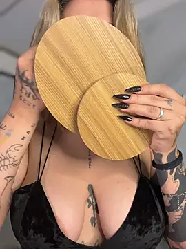 Snapshot of CarolQueen1_ chatting on March 2026 01:00:01 PM CarolQueen1 online show from March 2026 01:00:01 PM