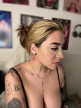 Snapshot of CarolQueen1_ chatting on April 2026 01:09:02 PM CarolQueen1 online show from April 2026 01:09:02 PM