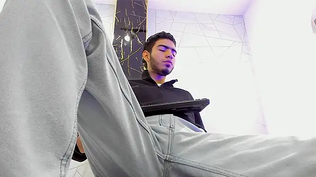 Snapshot of Valentin_Lux chatting on April 2026 03:01:04 AM Valentin Lux online show from April 2026 03:01:04 AM