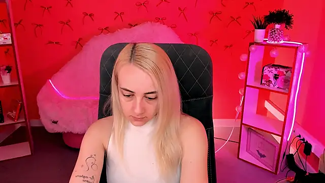 Snapshot of CarolMoor chatting on April 2026 09:07:01 AM CarolMoor online show from April 2026 09:07:01 AM