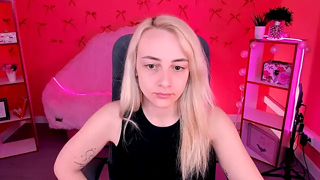 Snapshot of CarolMoor chatting on April 2026 09:10:01 AM CarolMoor online show from April 2026 09:10:01 AM