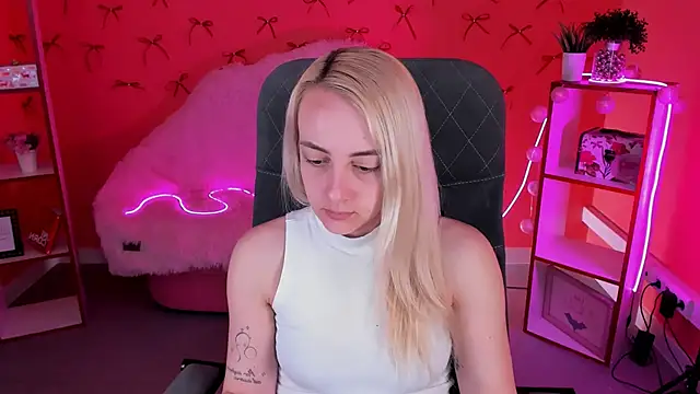 Snapshot of CarolMoor chatting on April 2026 09:16:01 AM CarolMoor online show from April 2026 09:16:01 AM