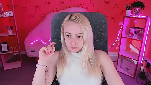 Snapshot of CarolMoor chatting on April 2026 09:10:01 AM CarolMoor online show from April 2026 09:10:01 AM