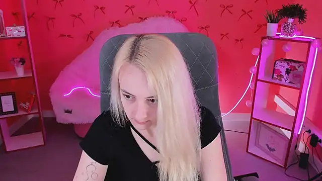 Snapshot of CarolMoor chatting on April 2026 09:12:02 AM CarolMoor online show from April 2026 09:12:02 AM