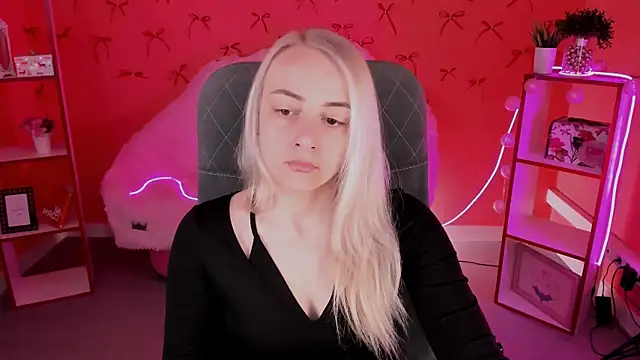 Snapshot of CarolMoor chatting on April 2026 09:11:02 AM CarolMoor online show from April 2026 09:11:02 AM