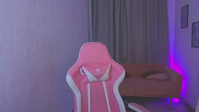 Snapshot of LoralAvery chatting on April 2026 09:34:02 PM LoralAvery online show from April 2026 09:34:02 PM