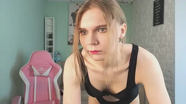 Snapshot of LoralAvery chatting on April 2026 06:38:01 AM LoralAvery online show from April 2026 06:38:01 AM