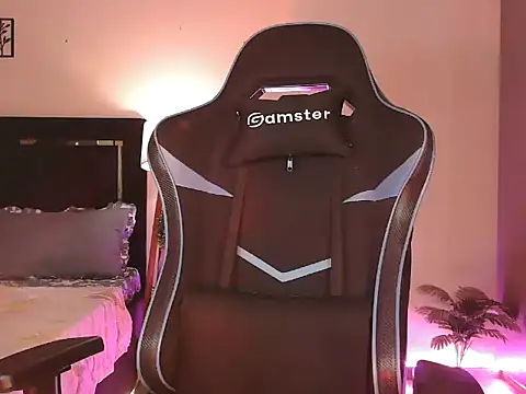 Snapshot of NaughtyUrus chatting on April 2026 01:08:01 AM NaughtyUrus online show from April 2026 01:08:01 AM