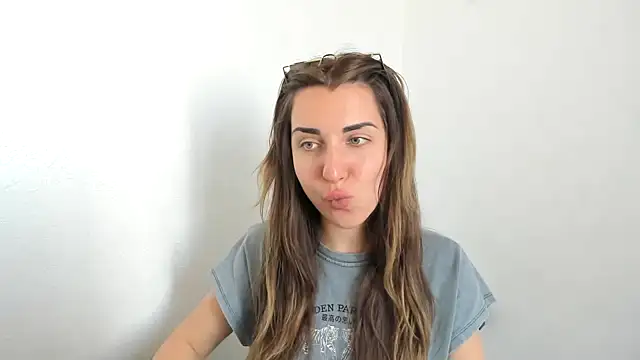 Snapshot of summmmersky1 chatting on April 2026 01:37:02 PM summmmersky1 online show from April 2026 01:37:02 PM