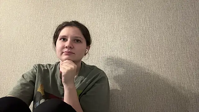 Snapshot of Emmiebutwihu chatting on April 2026 09:18:01 AM Emmiebutwihu online show from April 2026 09:18:01 AM