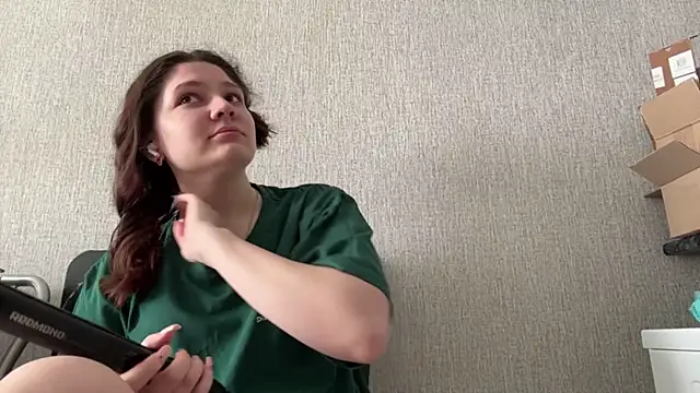 Snapshot of Emmiebutwihu chatting on April 2026 01:05:02 AM Emmiebutwihu online show from April 2026 01:05:02 AM