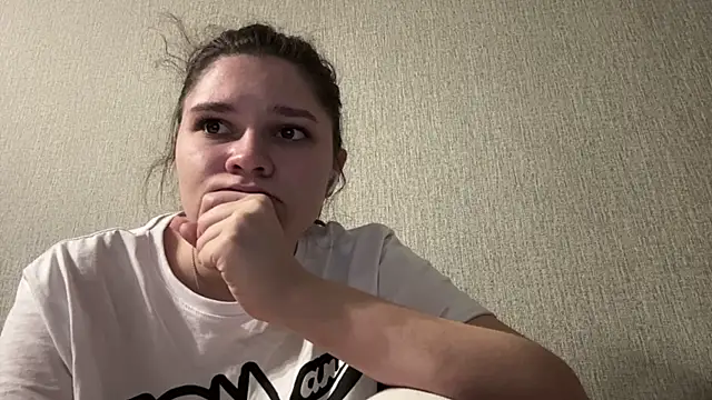 Snapshot of Emmiebutwihu chatting on April 2026 10:09:02 AM Emmiebutwihu online show from April 2026 10:09:02 AM