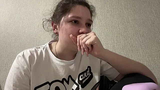 Snapshot of Emmiebutwihu chatting on April 2026 11:28:01 AM Emmiebutwihu online show from April 2026 11:28:01 AM