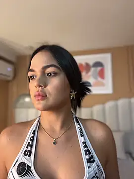 Snapshot of Bella-Ferrer chatting on April 2026 06:33:02 PM Bella-Ferrer online show from April 2026 06:33:02 PM