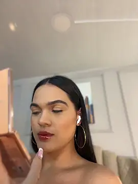 Snapshot of Bella-Ferrer chatting on May 2026 06:13:01 PM Bella-Ferrer online show from May 2026 06:13:01 PM