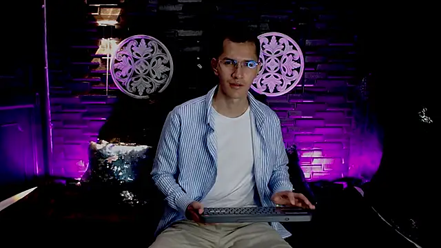 Snapshot of MilanDavid1 chatting on March 2026 05:28:01 PM MilanDavid1 online show from March 2026 05:28:01 PM