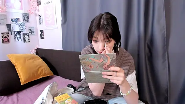 Snapshot of LeannKindla chatting on April 2026 08:46:01 AM LeannKindla online show from April 2026 08:46:01 AM