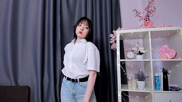 Snapshot of LeannKindla chatting on April 2026 12:29:02 PM LeannKindla online show from April 2026 12:29:02 PM