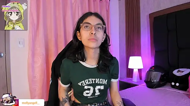 Snapshot of Molly_A chatting on April 2026 03:02:02 PM Molly A online show from April 2026 03:02:02 PM