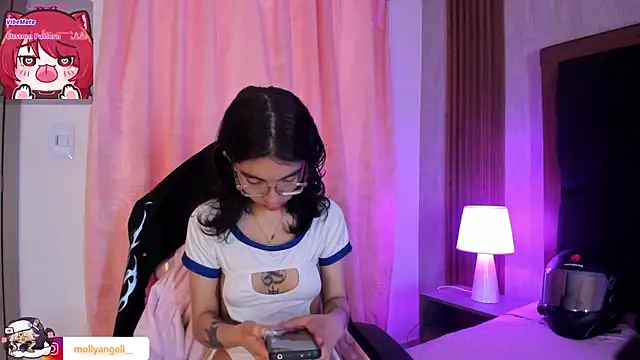 Snapshot of Molly_A chatting on April 2026 02:33:01 PM Molly A online show from April 2026 02:33:01 PM