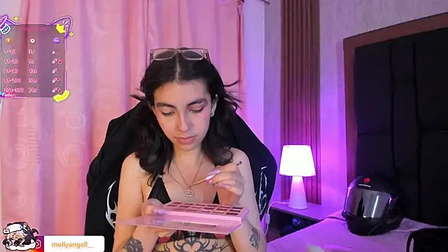 Snapshot of Molly_A chatting on April 2026 07:07:02 PM Molly A online show from April 2026 07:07:02 PM