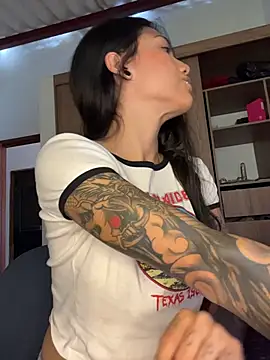 Twoshotsparty420 online show from April 2026 01:33:02 PM