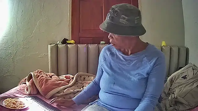 Snapshot of JoycyQueen chatting on April 2026 06:11:01 AM JoycyQueen online show from April 2026 06:11:01 AM